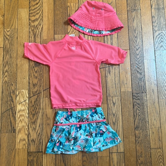Girls swim suit size 5 with sun hat - Picture 2 of 2